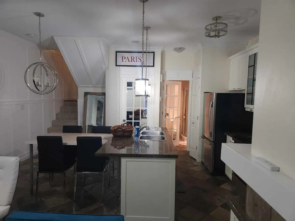 Downtown Vancouver Deluxe: Stylish 2Bd2Ba Townhouse Villa 0*,